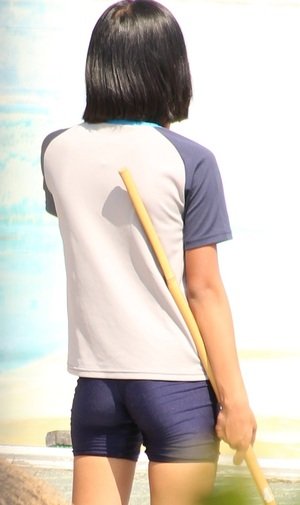 小学生の小さなお尻を愛でる画像