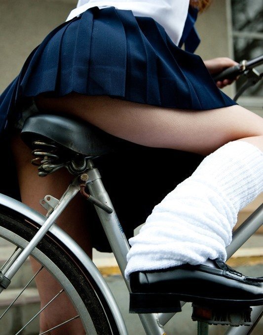 スカート 盗撮 制服 めくれ 自転車 風