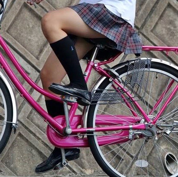 スカート 盗撮 制服 めくれ 自転車 風